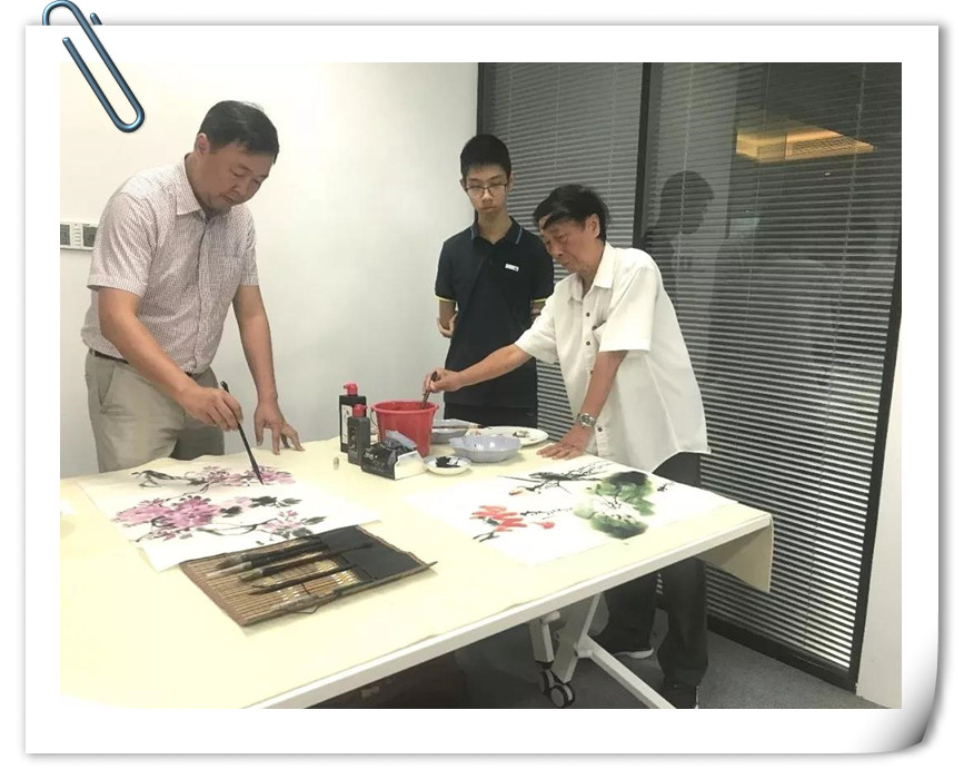 1534816662131830.jpg 進貿通周末|著名國畫大師蒞臨進貿通贈《映日荷花》《紫氣東來》